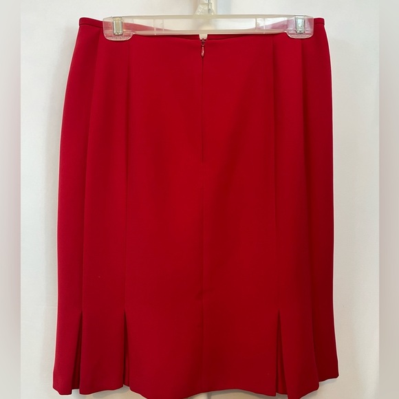 Red Knee Length Skirt with Lining and Bottom Slits Size 6 - Picture 5 of 7
